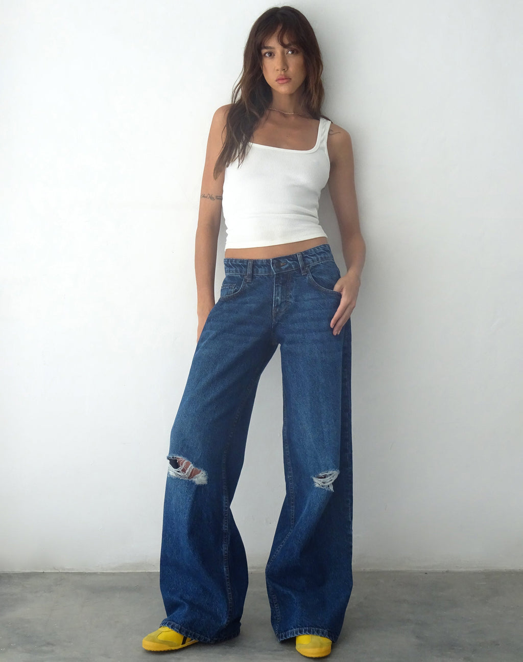 Jean à taille basse extra large déchiré, bleu moyen usagé