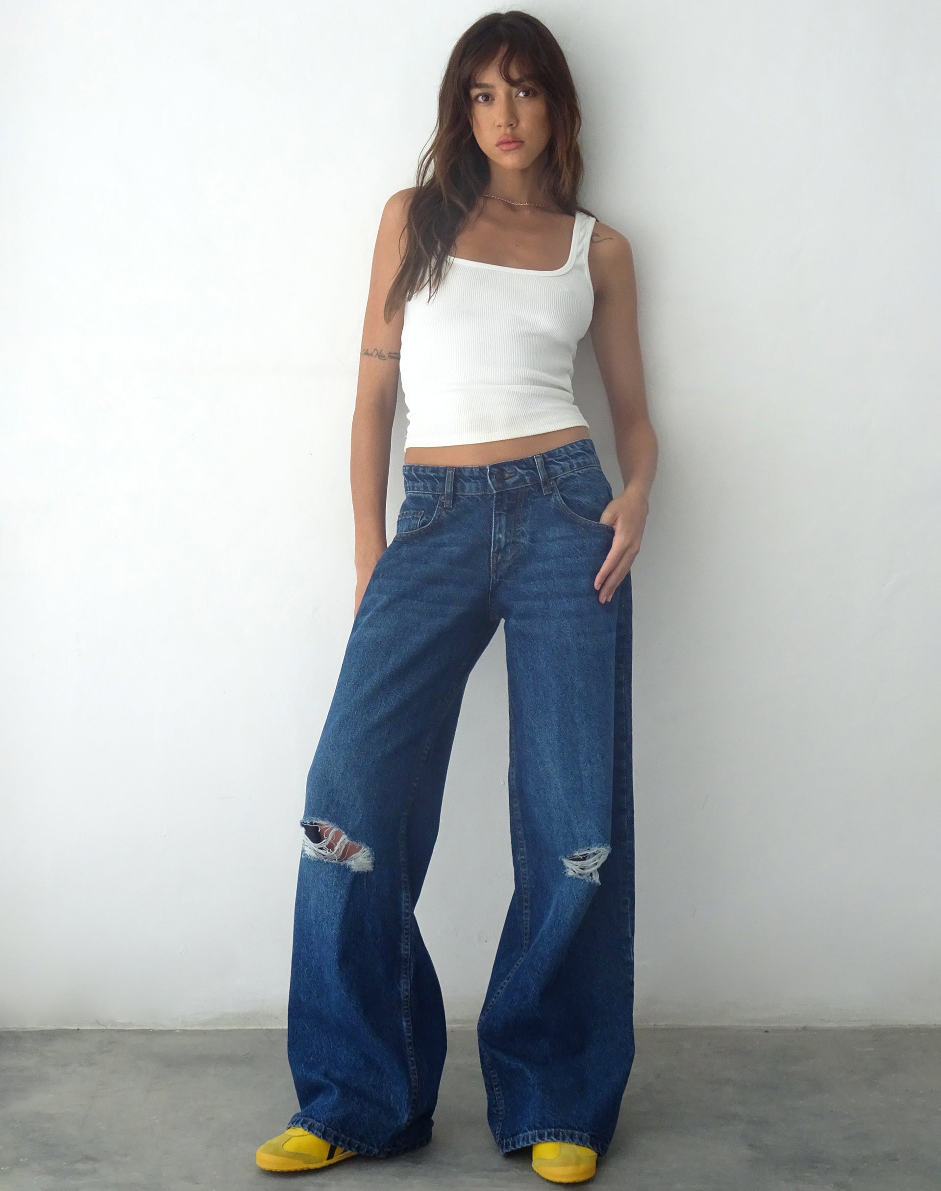 image de Ripped Roomy Extra Wide Low Rise Jean in Mid Blue Used