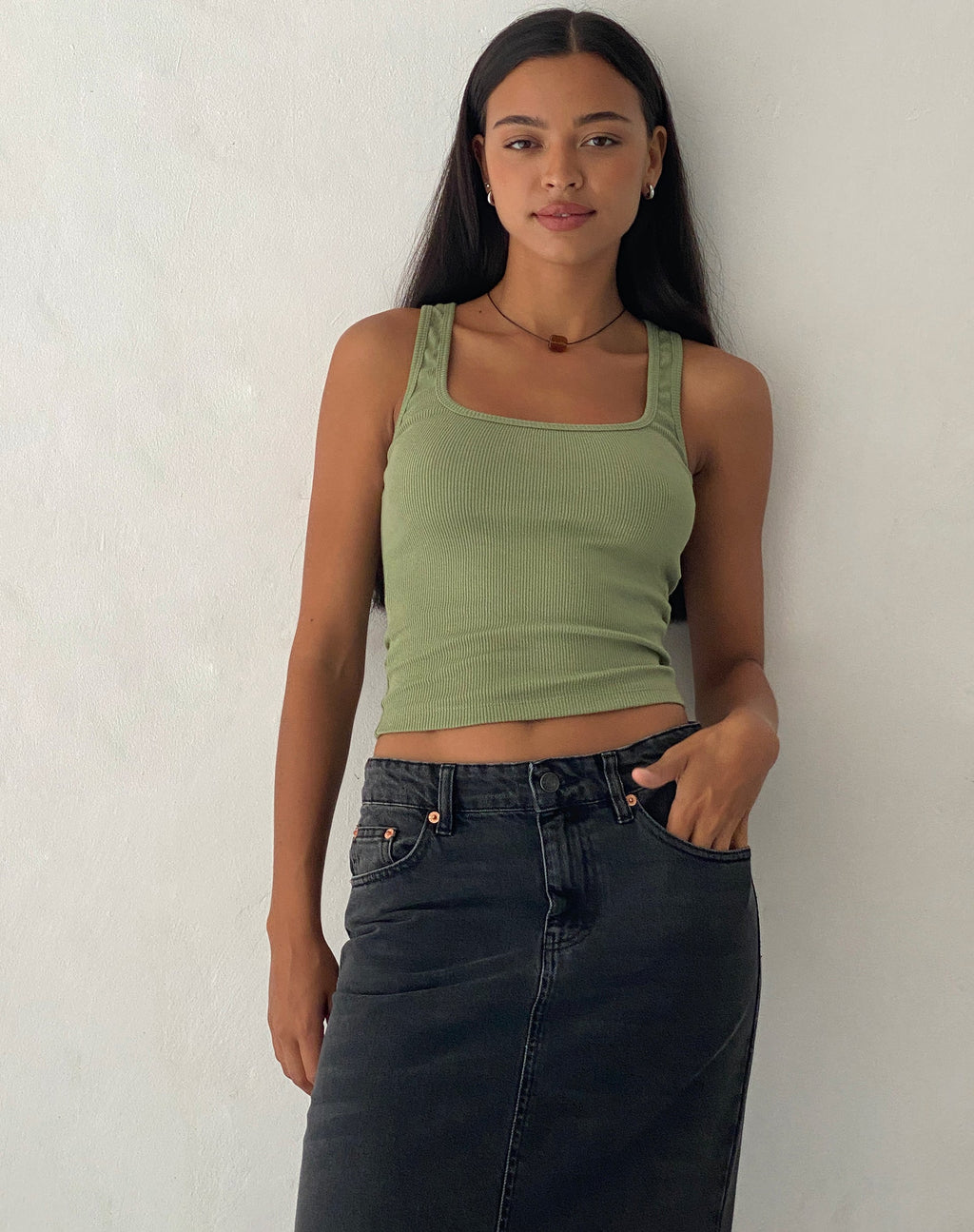 Roxe Ribbed Vest Top in Dark Sage (gilet côtelé en sauge foncée)