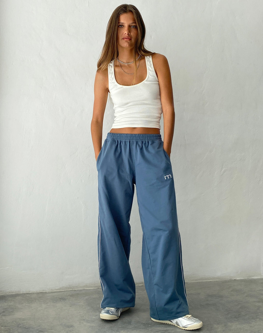 Pantalon de jogging à jambes larges Benton en bleu avec broderie 'M