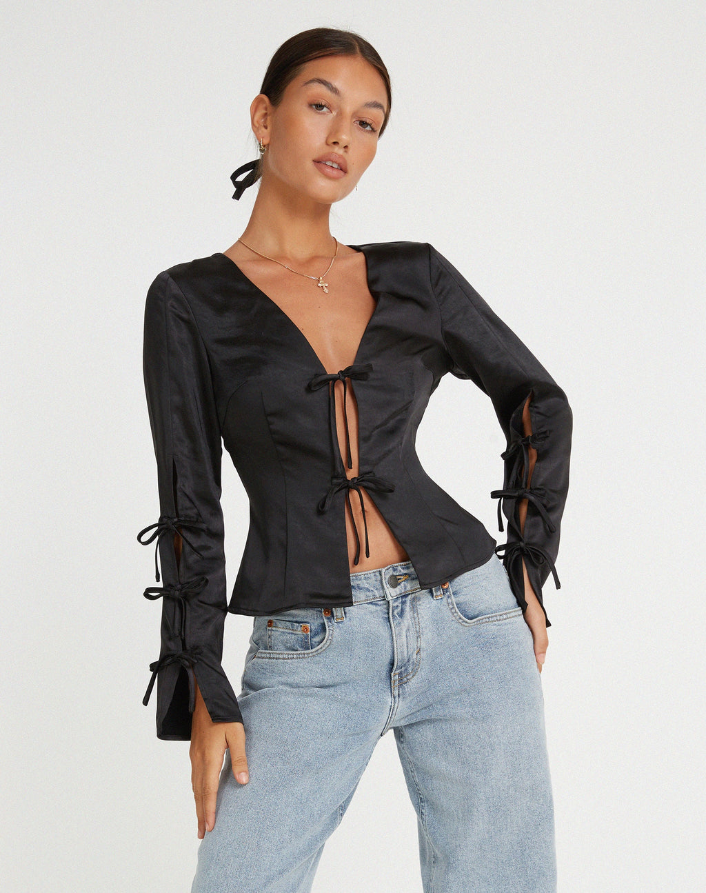Top à manches longues Ruhara en satin noir