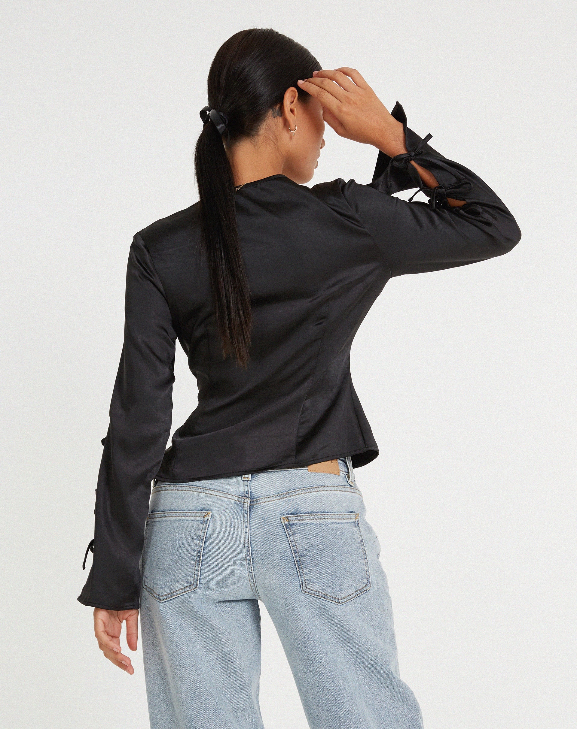 image de Ruhara Long Sleeve Top in Satin Black