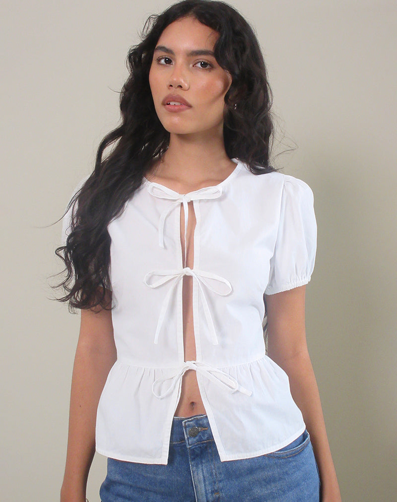 Ryota Tie Front Blouse in White with White Binding (Chemisier à cravate sur le devant en blanc)