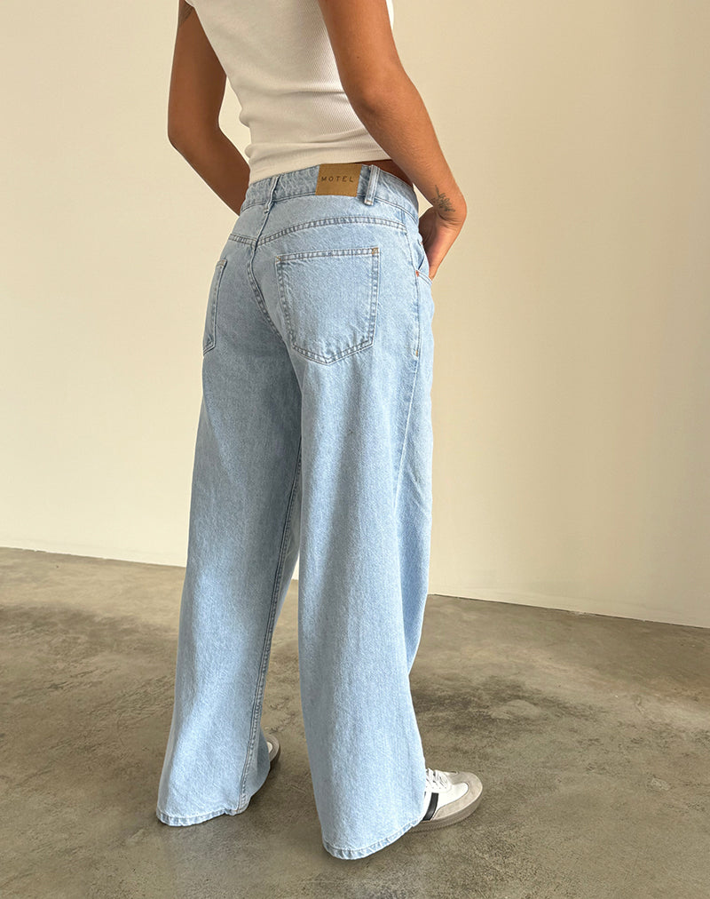 Image de Roomy Extra Wide Low Rise Jeans in Light Wash Blue