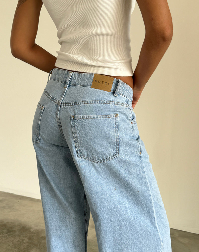 Image de Roomy Extra Wide Low Rise Jeans in Light Wash Blue