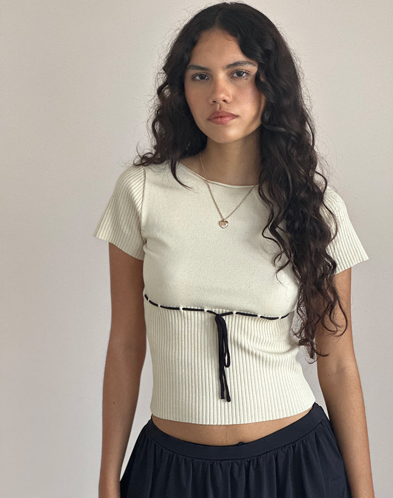 Image de Sabine Top en beige avec reliure noire