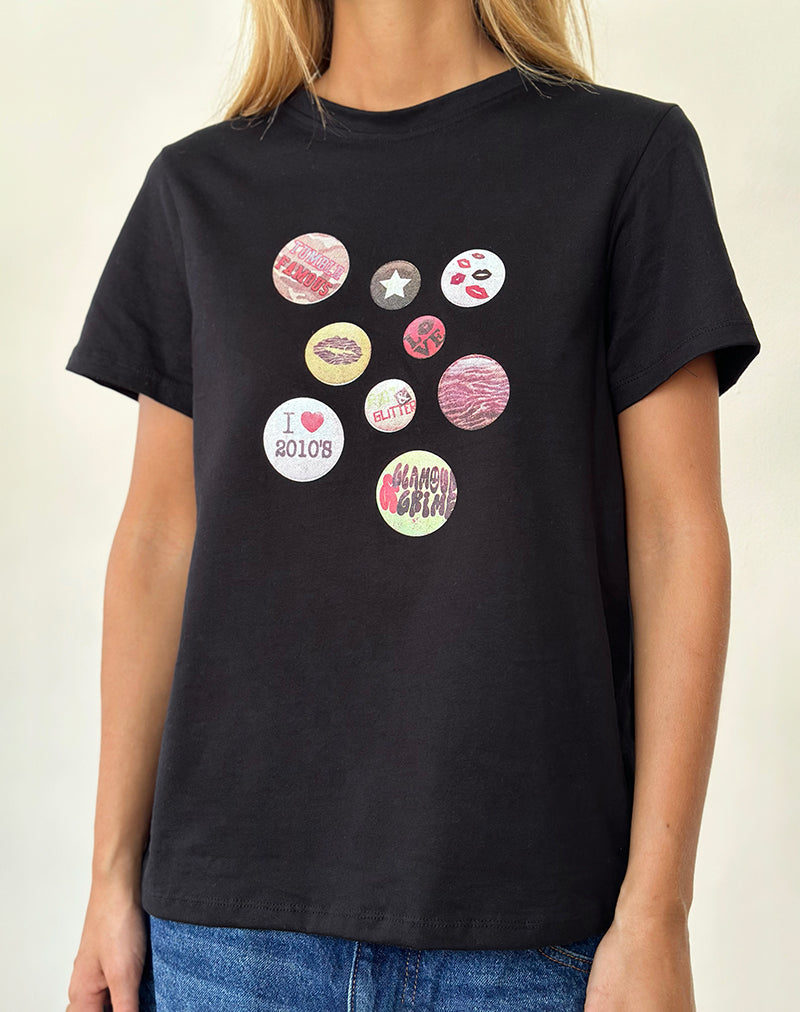 Tee-shirt Saki en noir avec graphisme des badges