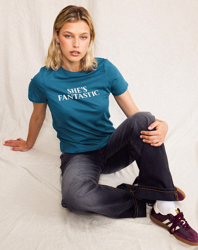 Tee-shirt Saki en bleu méditerranéen avec slogan She's Fantastic