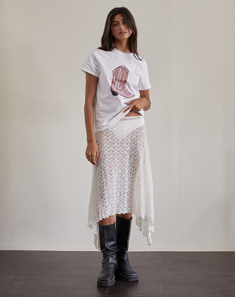 Image de Saki Tee en blanc avec imprimé de bottes de cow-boy roses