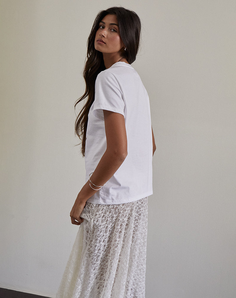 Image de Saki Tee en blanc avec imprimé de bottes de cow-boy roses