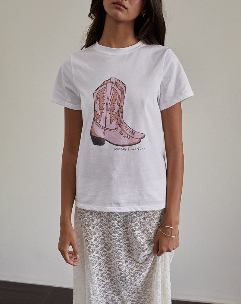 Image de Saki Tee en blanc avec imprimé de bottes de cow-boy roses