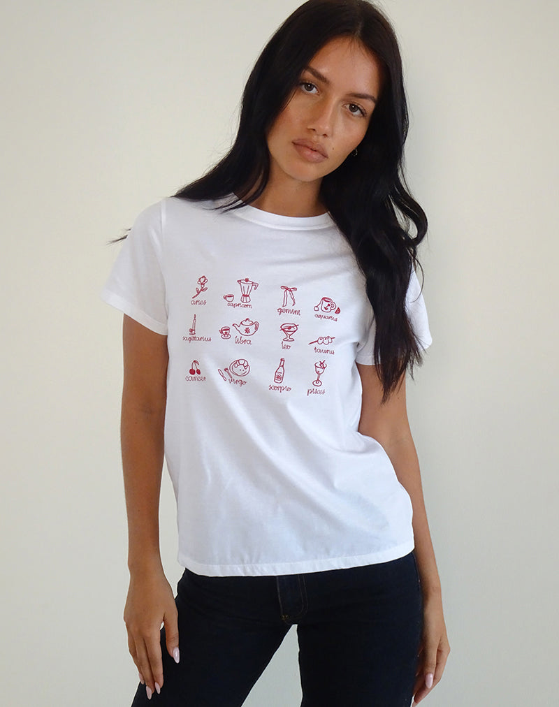 Image de Saki Tee en blanc avec impression de signes d'étoiles rouges