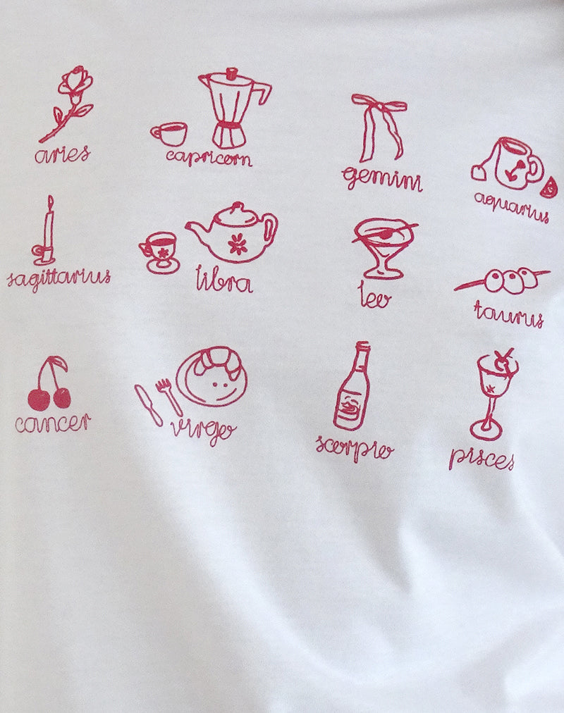Image de Saki Tee en blanc avec impression de signes d'étoiles rouges