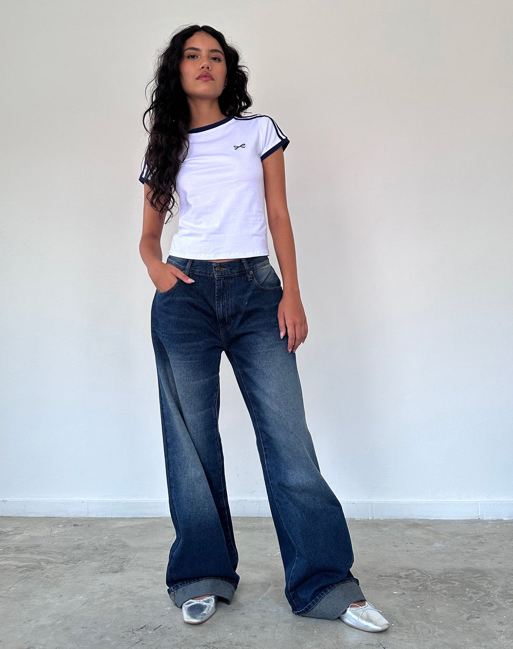 Salda Sporty Tee en blanc avec bordure marine