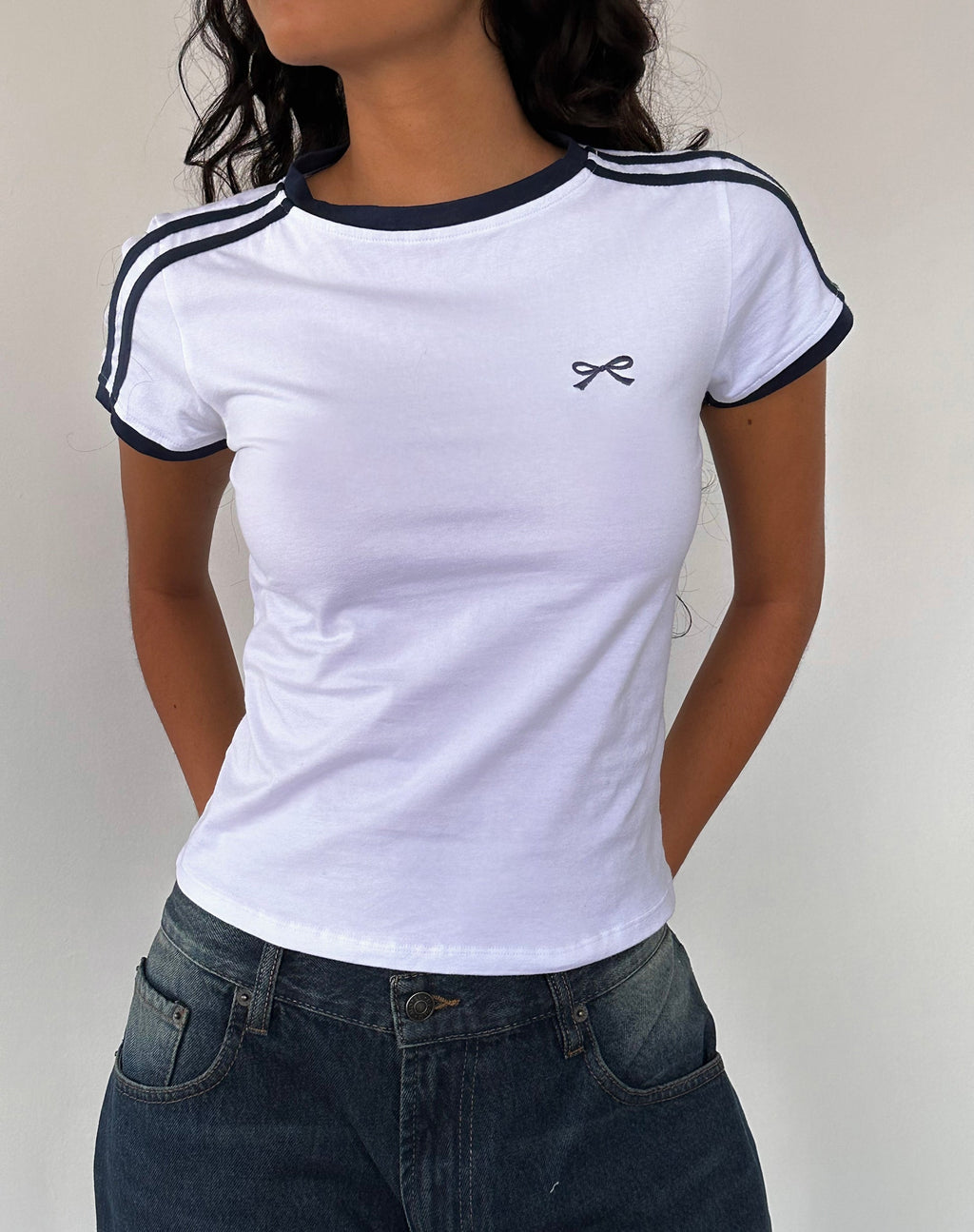 Salda Sporty Tee en blanc avec bordure marine