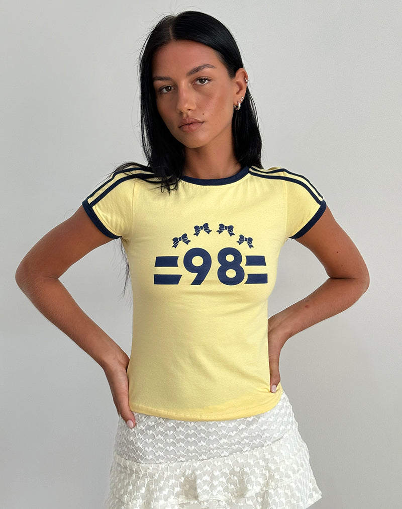 Image du tee-shirt Salda en limonade avec reliure marine et emblème '98'.