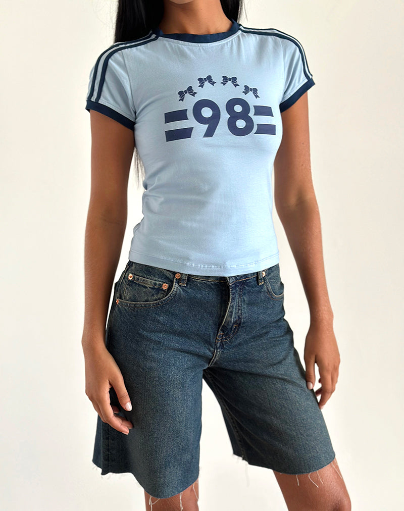 Tee-shirt Salda en bleu Nantucket avec bordure marine et emblème '98'.