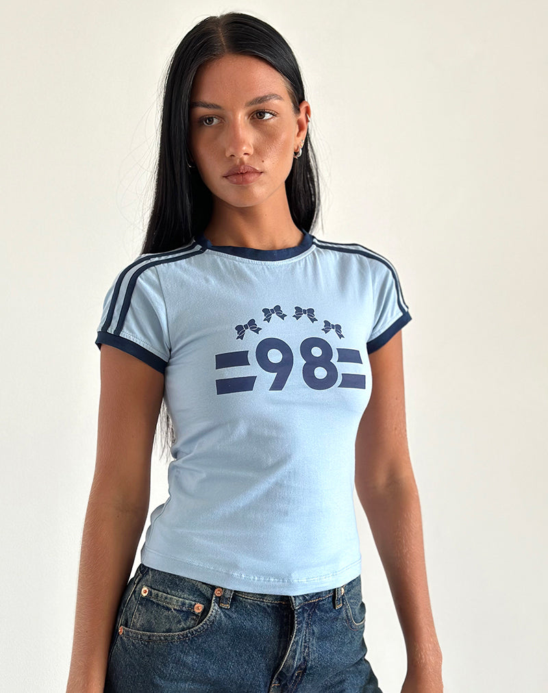 Tee-shirt Salda en bleu Nantucket avec bordure marine et emblème '98'.
