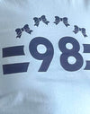 Bleu Nantucket avec reliure marine et emblème '98'.