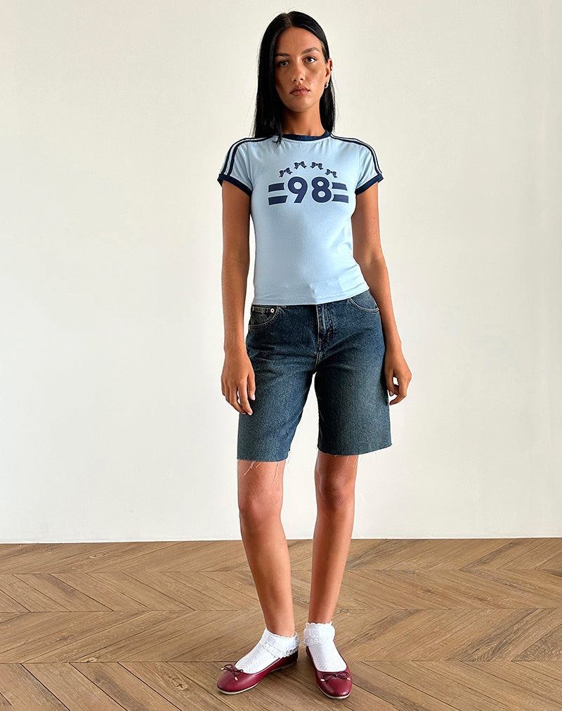 Image du tee-shirt Salda en bleu Nantucket avec bordure marine et emblème '98'.
