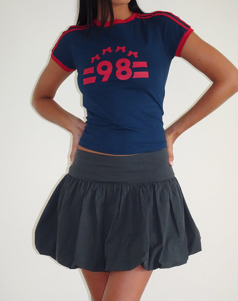 Tee-shirt Salda en bleu marine avec bordure rouge adrénaline et emblème '98'.