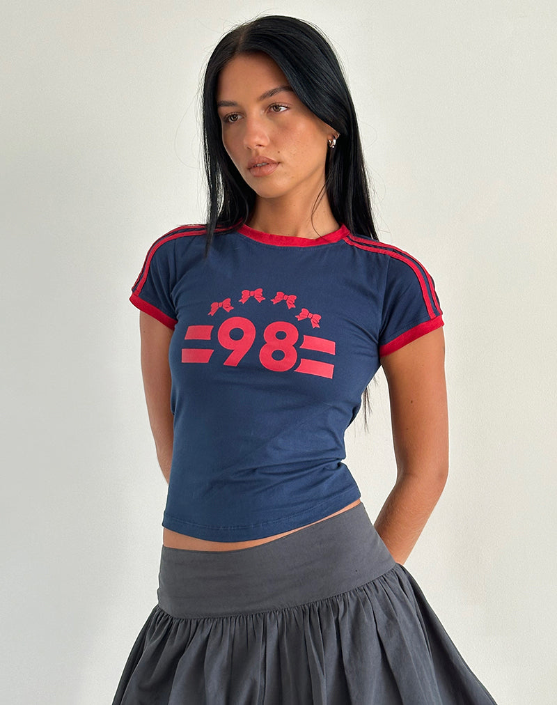 Image du tee-shirt Salda en bleu marine avec bande rouge adrénaline et emblème '98'.