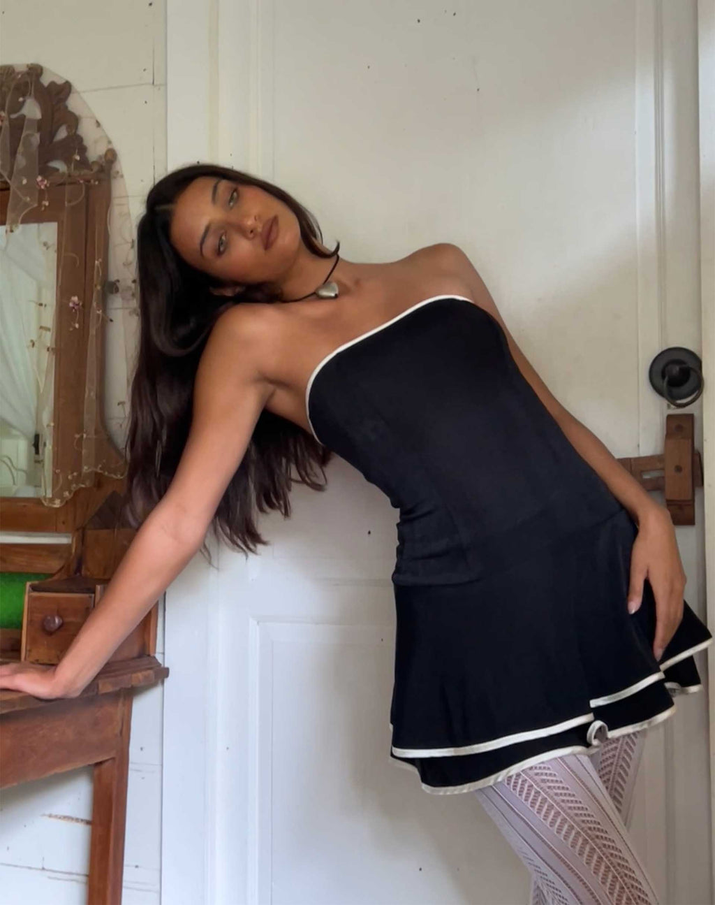Mini robe bandeau Samira en noir avec bordures ivoire