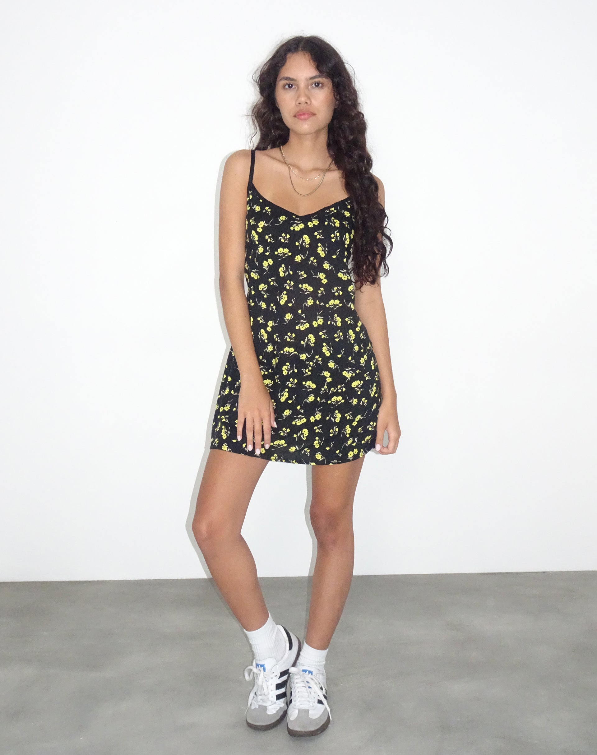 Image de la mini robe Samiya en bouton d'or noir et jaune
