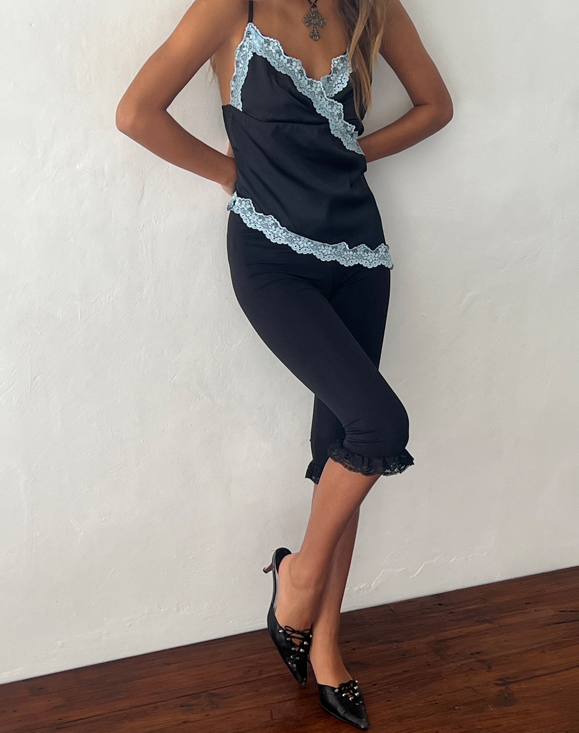 Image de Satima Cami Top en noir avec dentelle bleue