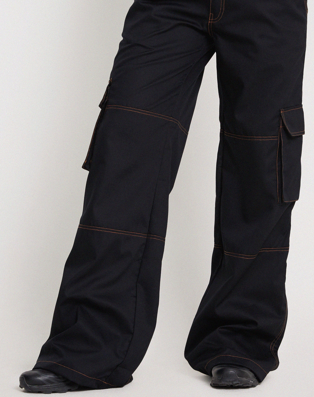 Pantalon cargo à jambes larges Saul en noir avec surpiqûres orange