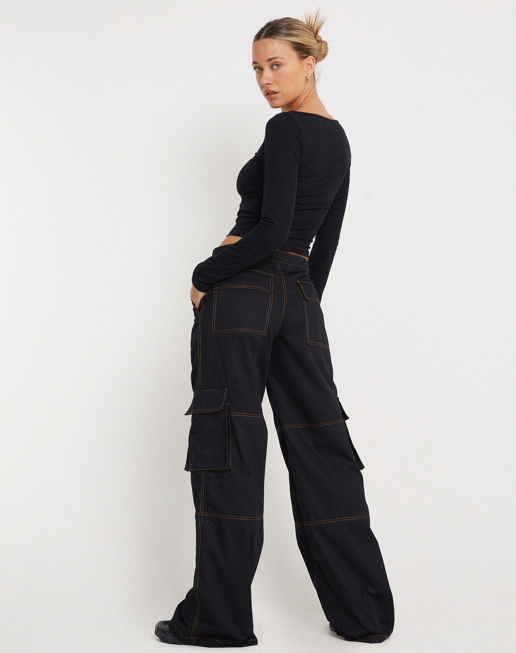 Pantalon cargo à jambes larges Saul en noir avec surpiqûres orange