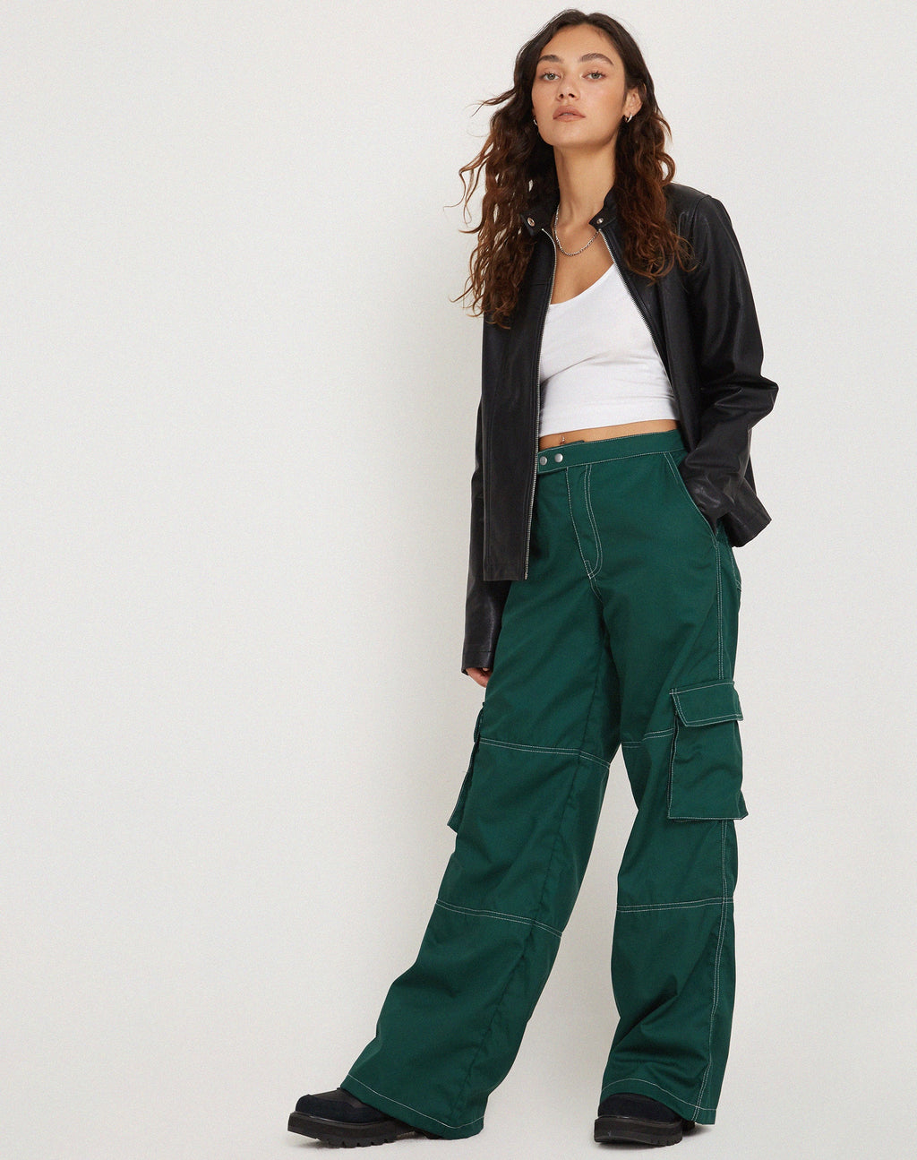 Pantalon cargo à jambes larges Saul en vert bouteille avec surpiqûres blanches
