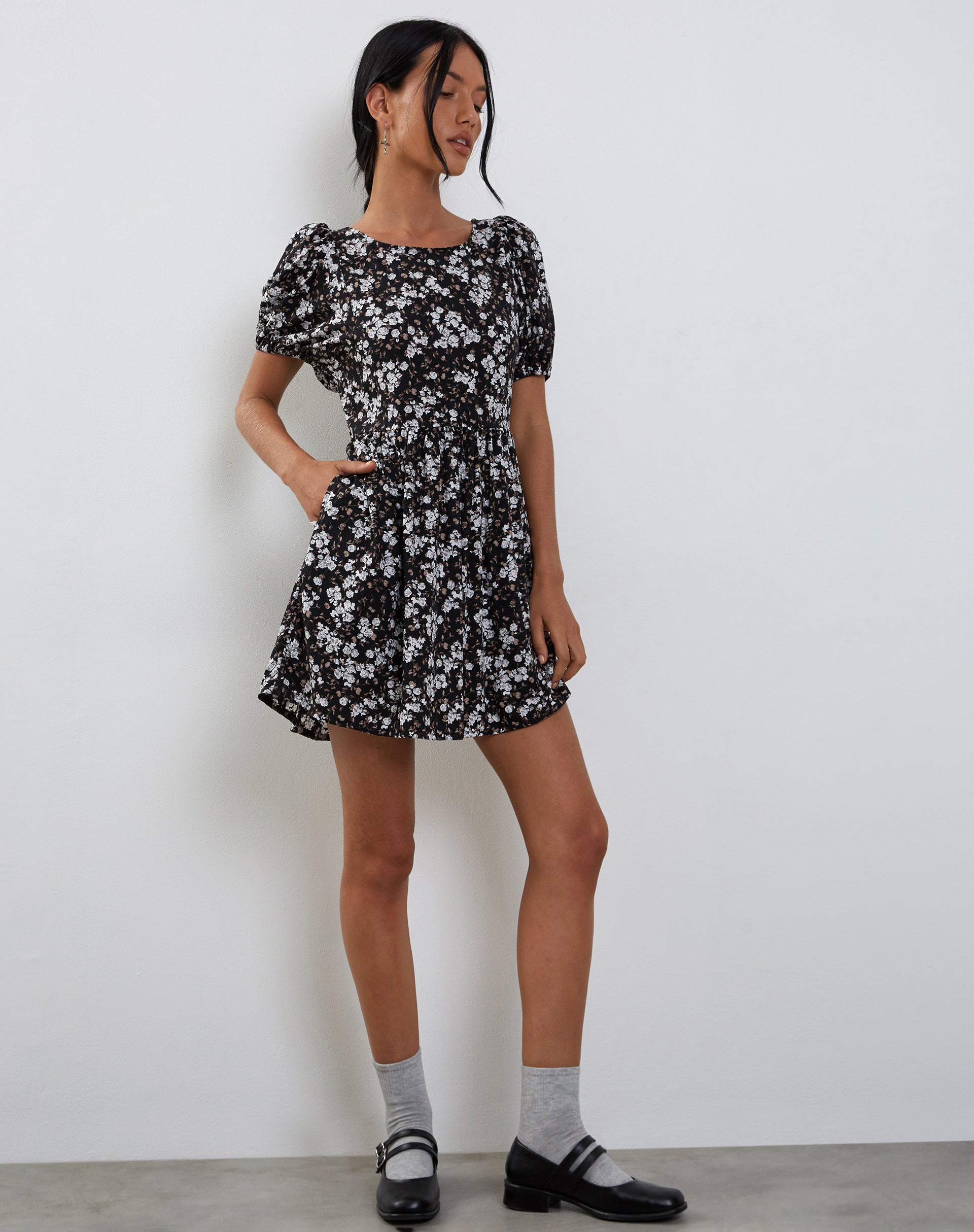 Images de la mini robe Senza en fleurs sauvages foncées