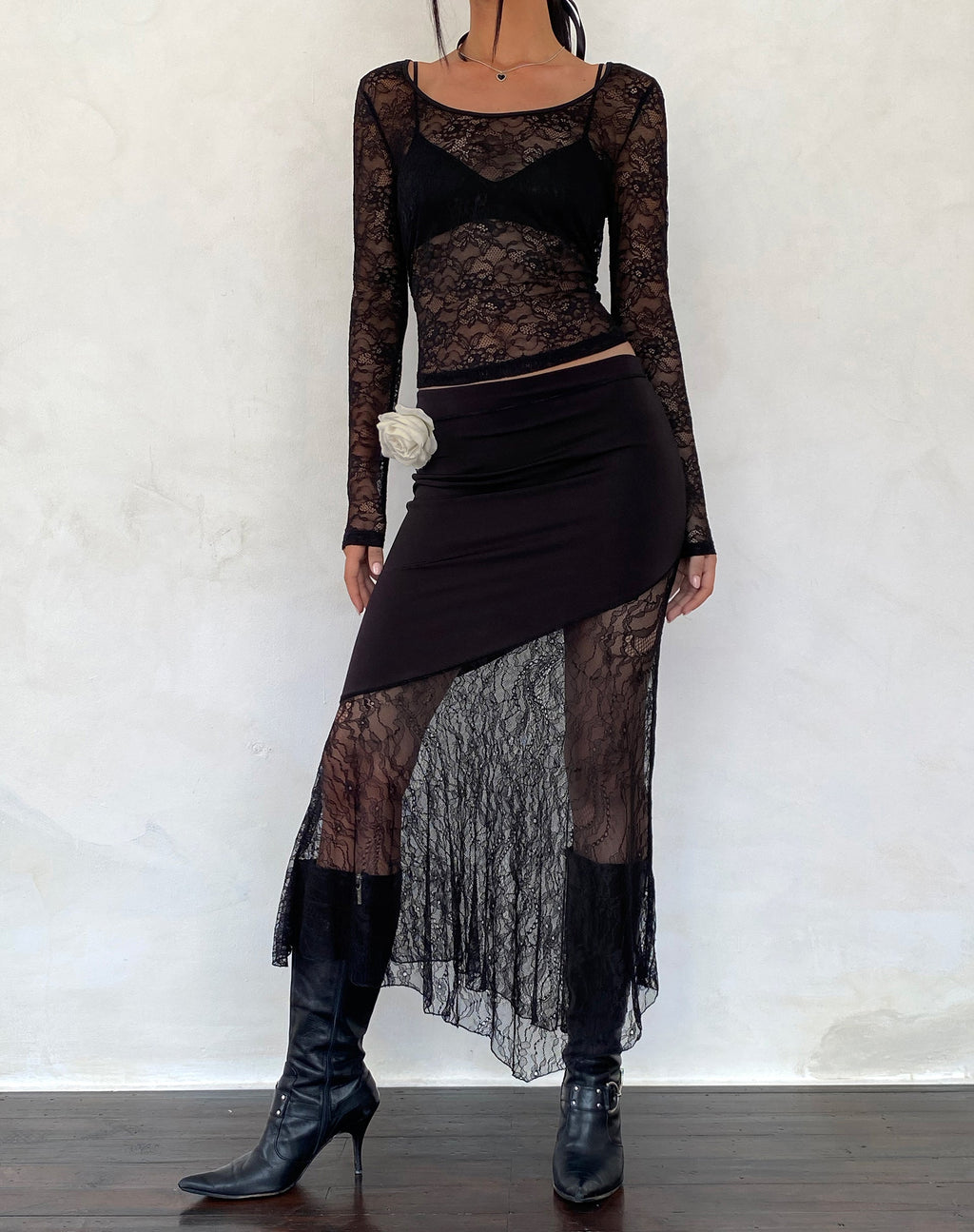 Jupe longue à ourlet asymétrique en dentelle Seraphina, noire