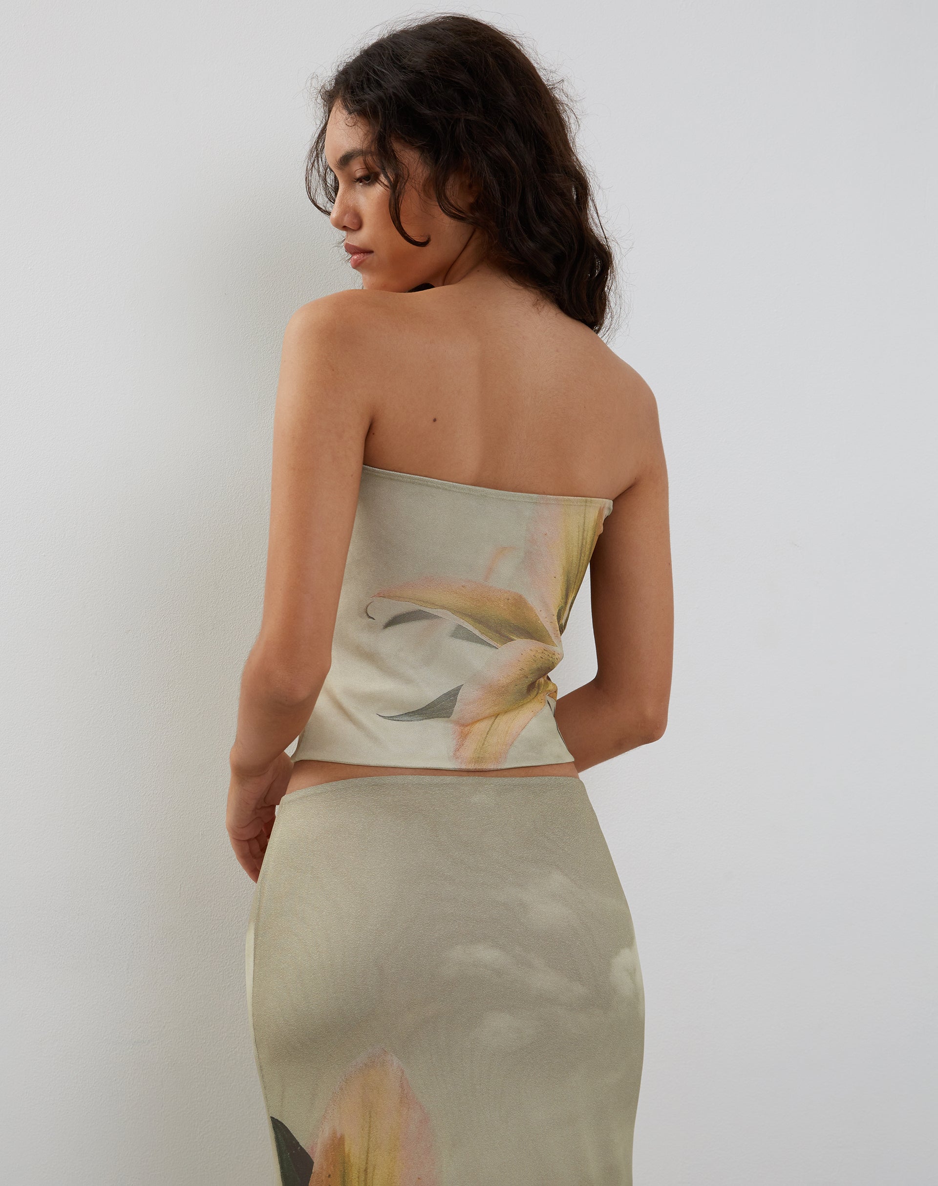 Image de Shae Bandeau Top in Yellow Lily Print
