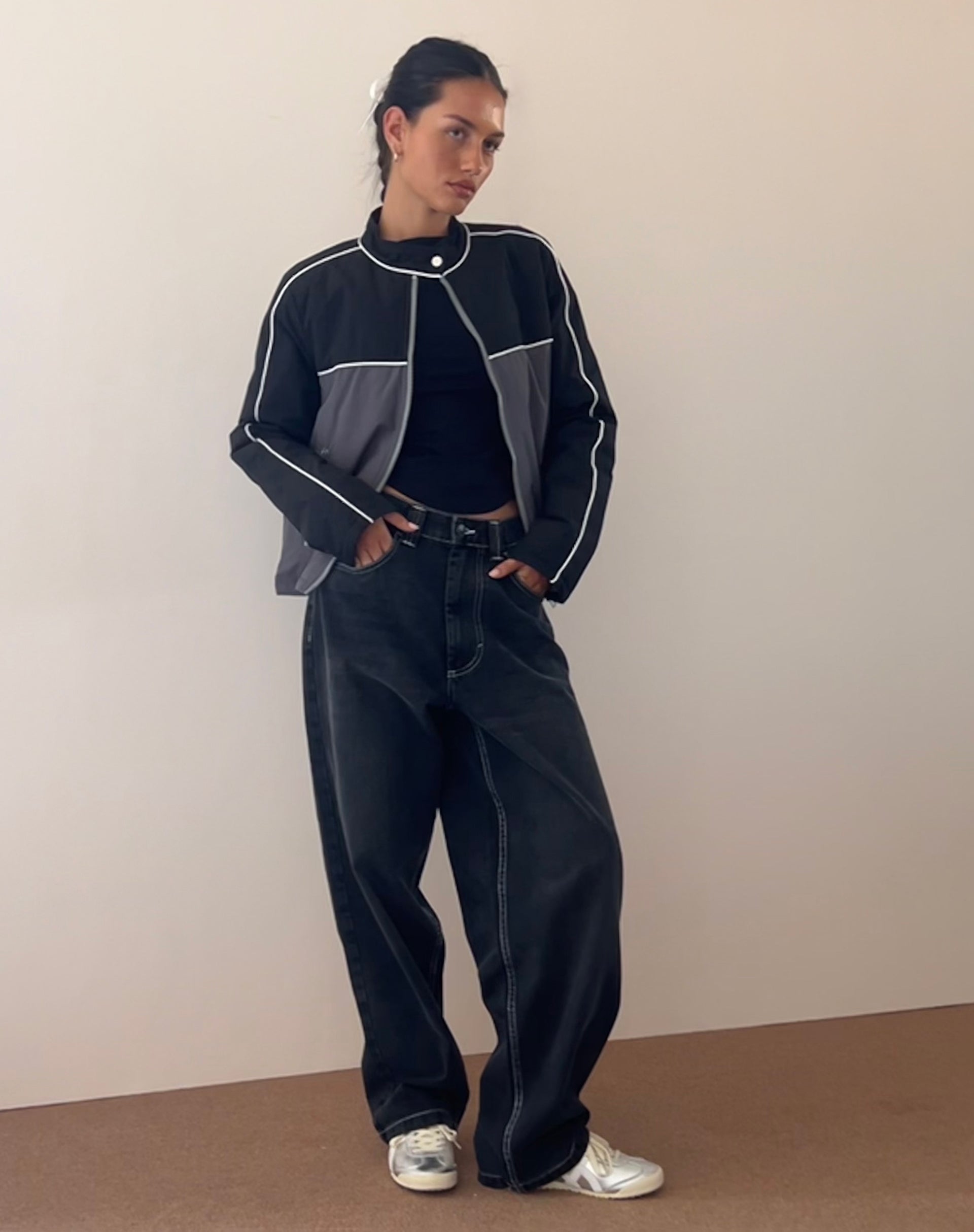 Image de la veste Indira en noir et gris foncé