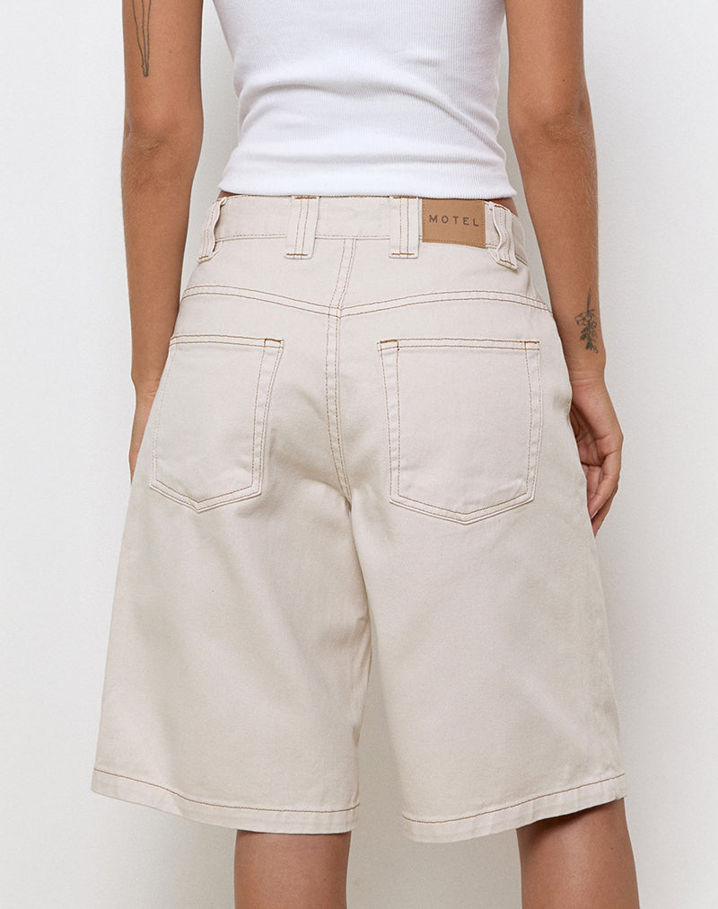 Image de Short Skater à taille basse en blanc cassé