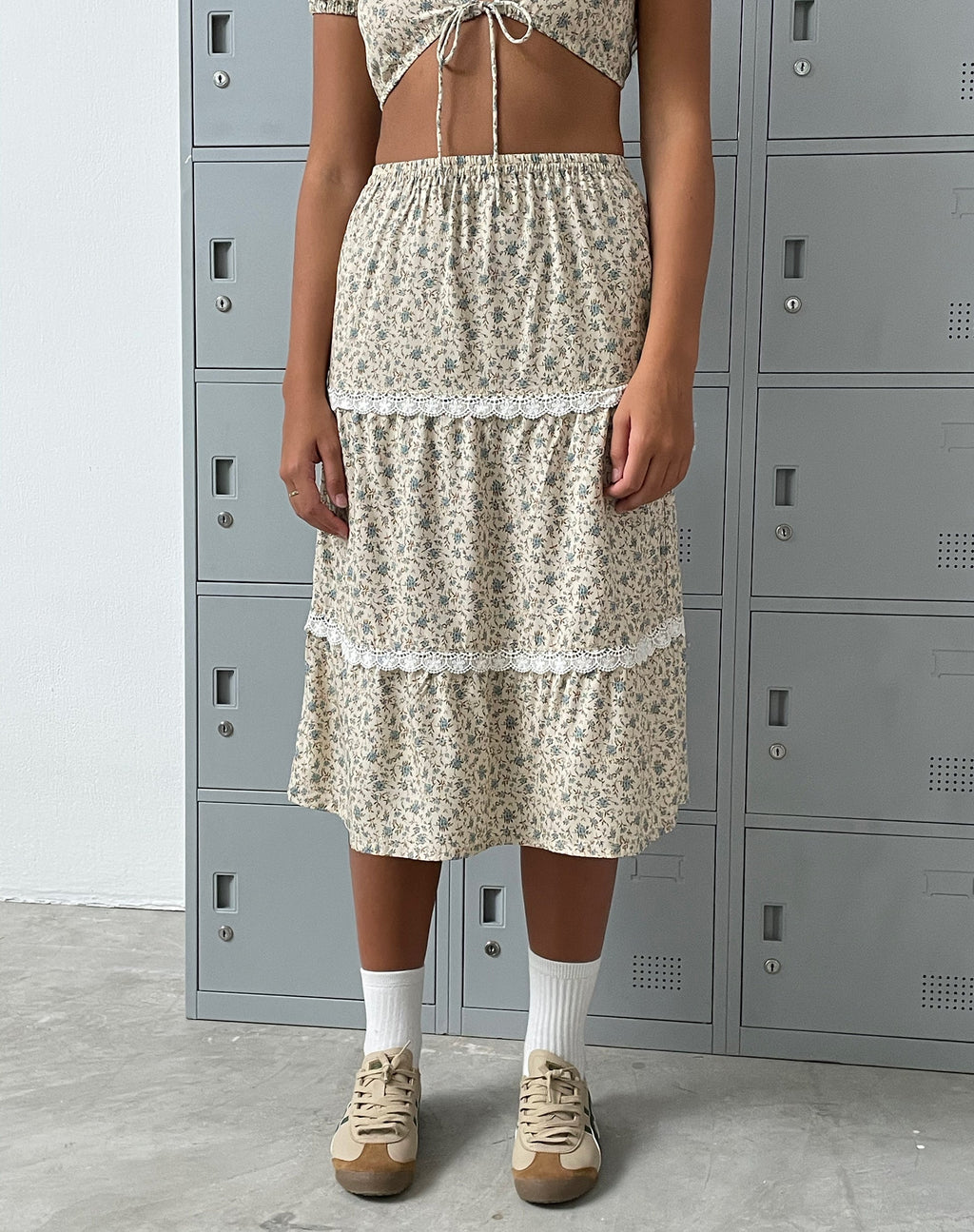 Jupe midi à taille basse Maxce, bleu antique et fleurs ivoire