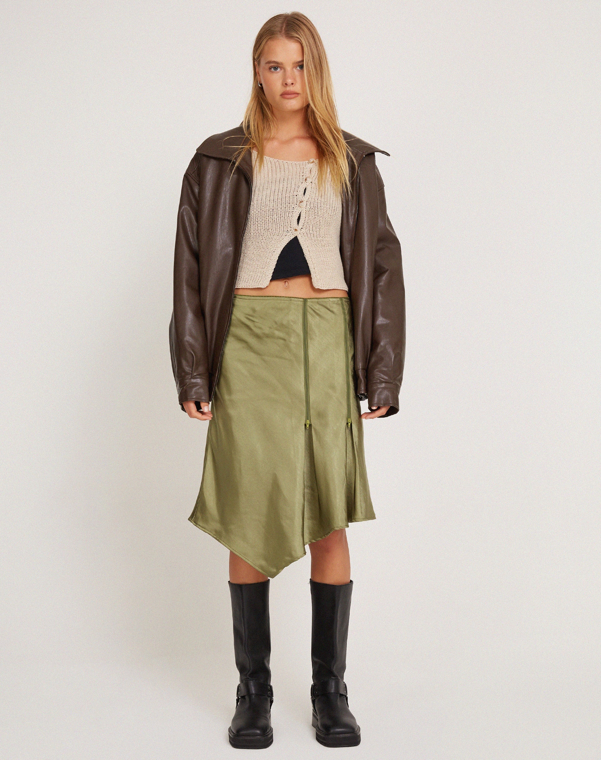 Image de la jupe midi Slaza en satin Olive