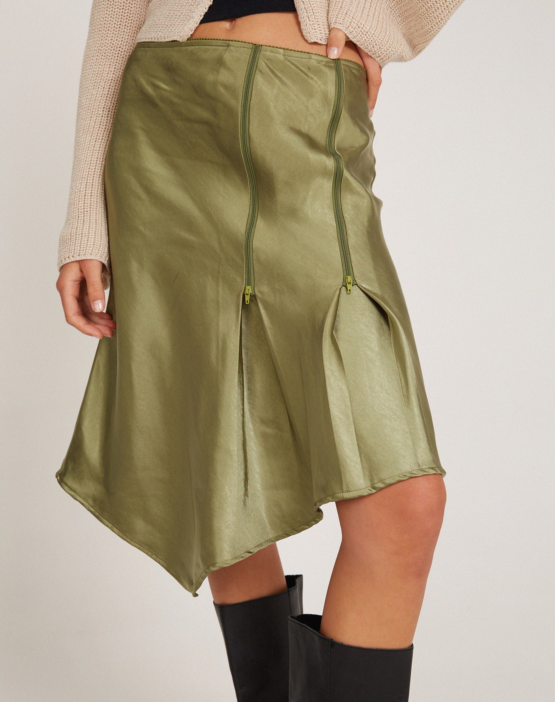 Image de la jupe midi Slaza en satin Olive