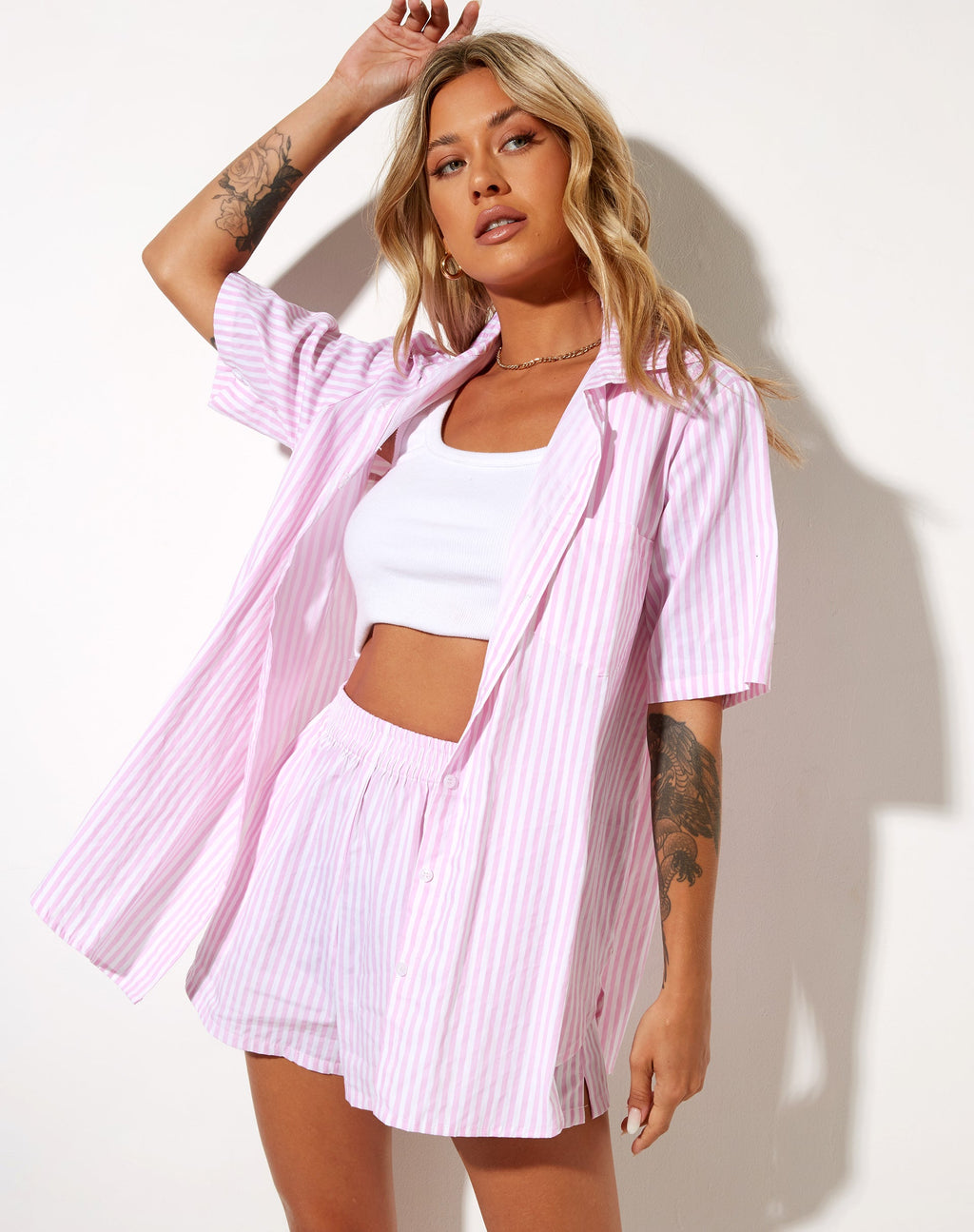 Smith Short Sleeve Shirt in Vertical Stripe Pink and White (Chemise à manches courtes Smith à rayures verticales roses et blanches)