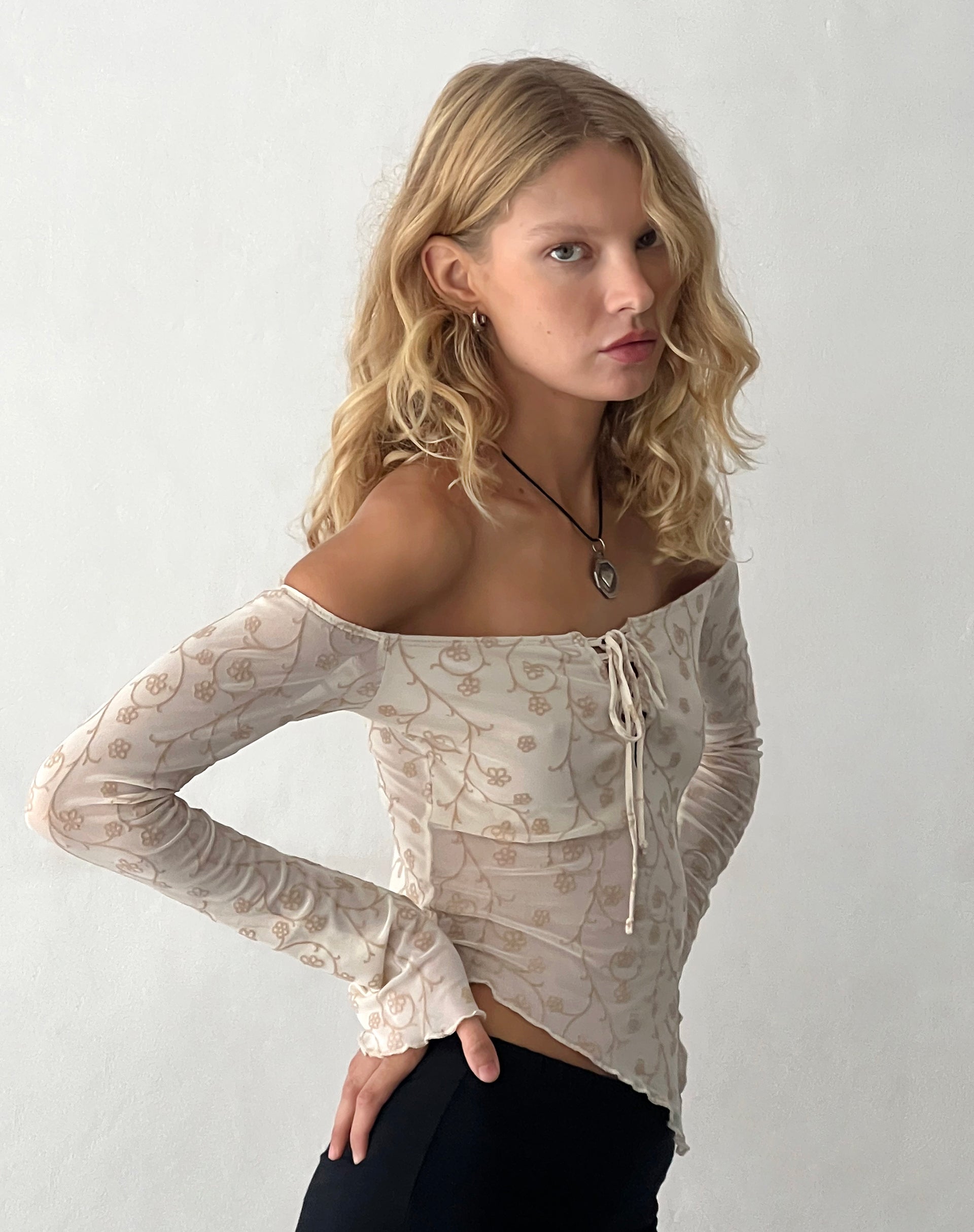 Image de Sola Bardot Top in Beige Dainty Floral Flock