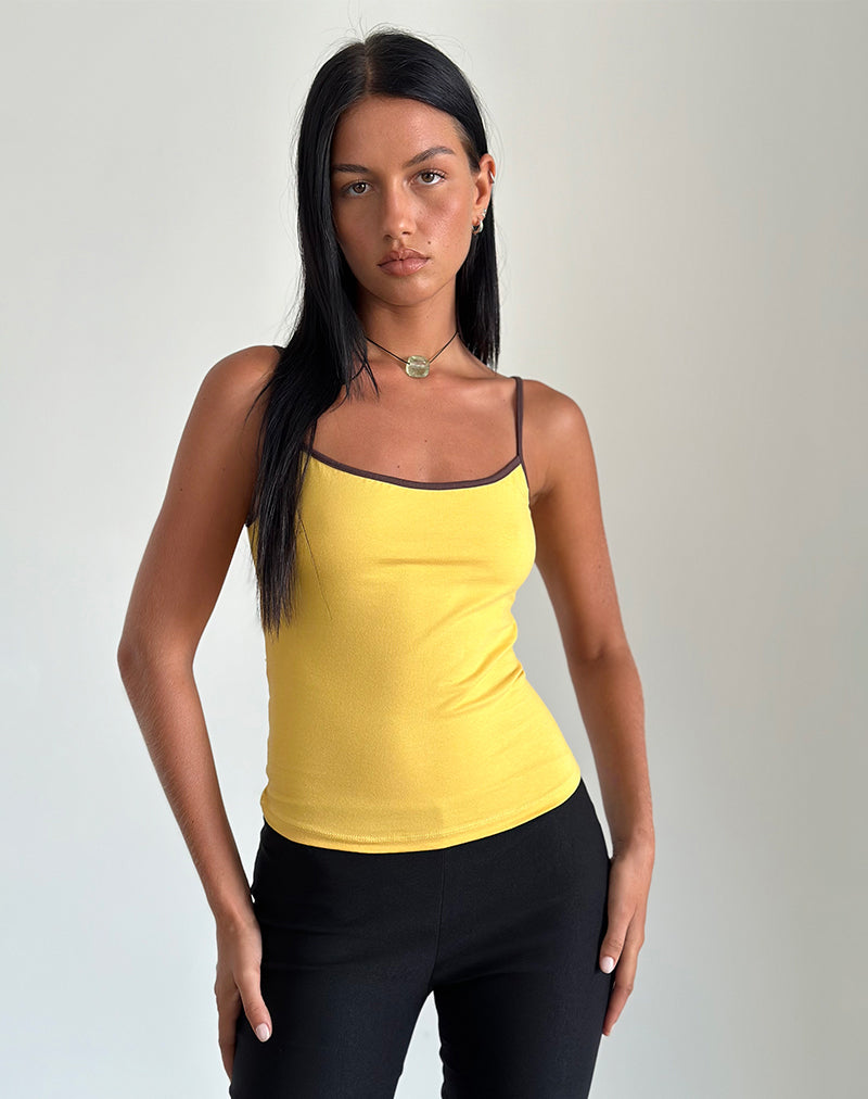 Image de la table Solani en Yellow May avec une reliure en acajou profond