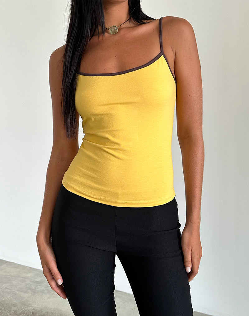Image de la table Solani en Yellow May avec une reliure en acajou profond