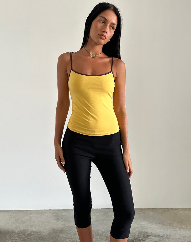 Image de la table Solani en Yellow May avec une reliure en acajou profond