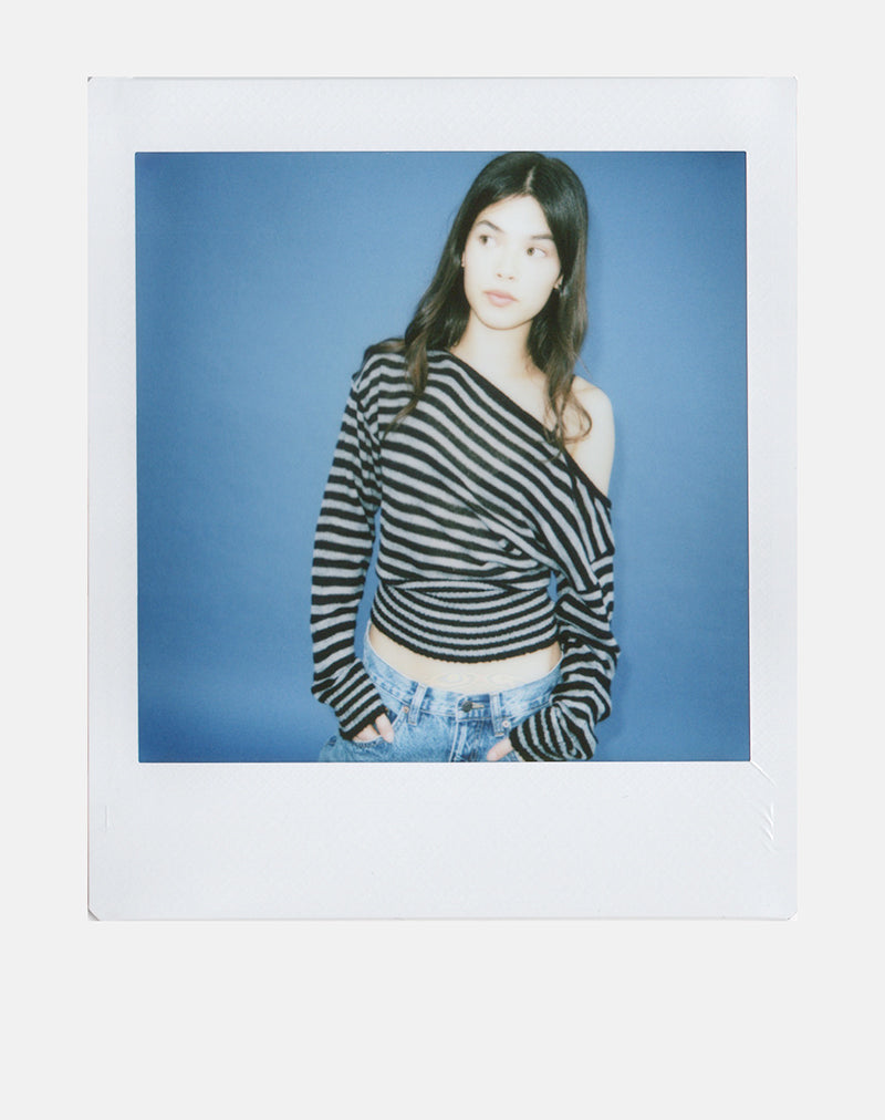 Image du pull asymétrique Suena à rayures noires et grises