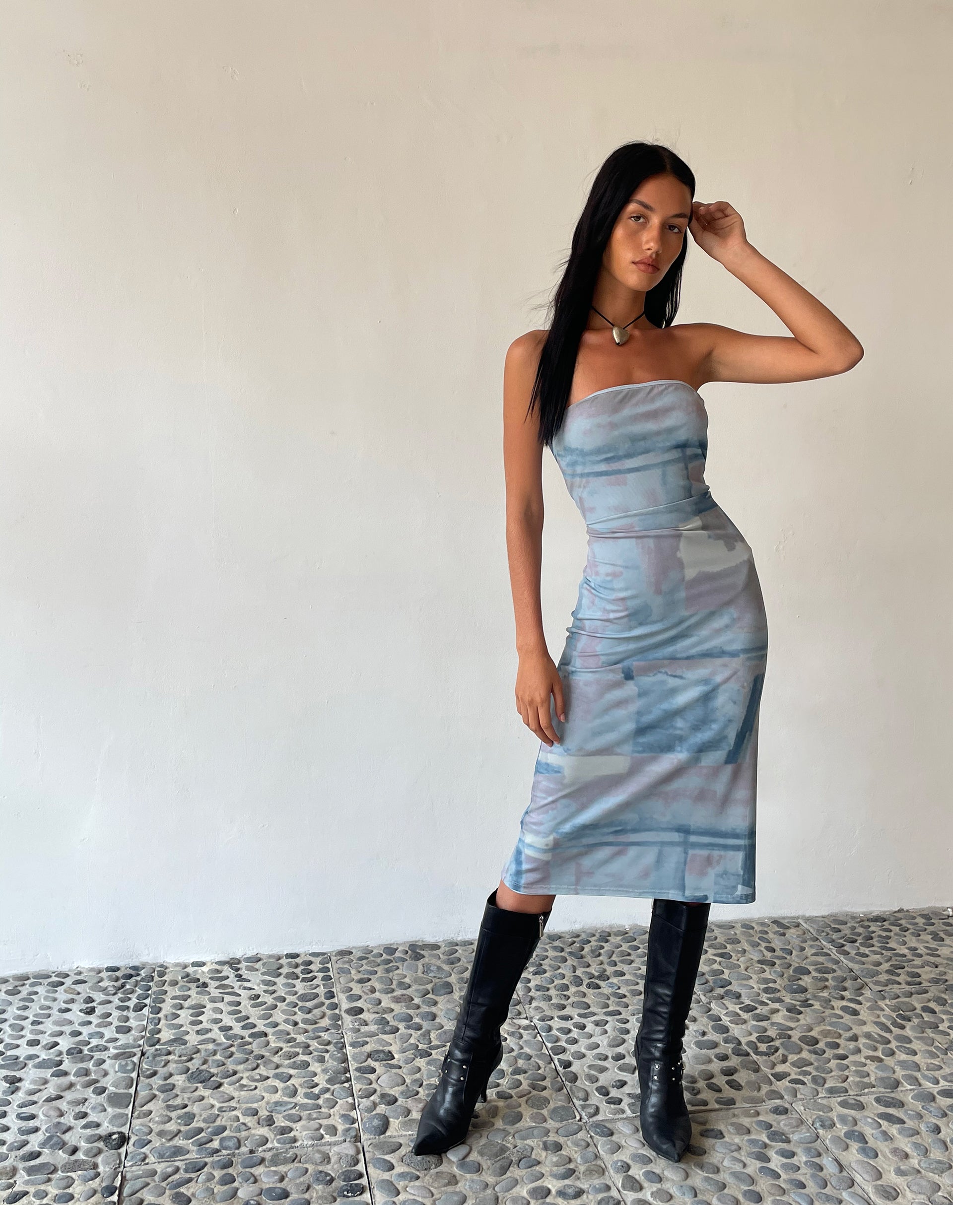Image de MOTEL X JACQUIE Suki Bandeau Midi Dress in Mesh Abstract Paint Brush Blue