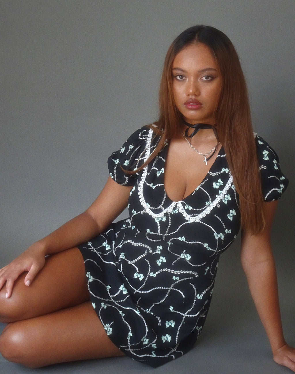 Mini robe Sulani en noir avec impression de perles et de nœuds