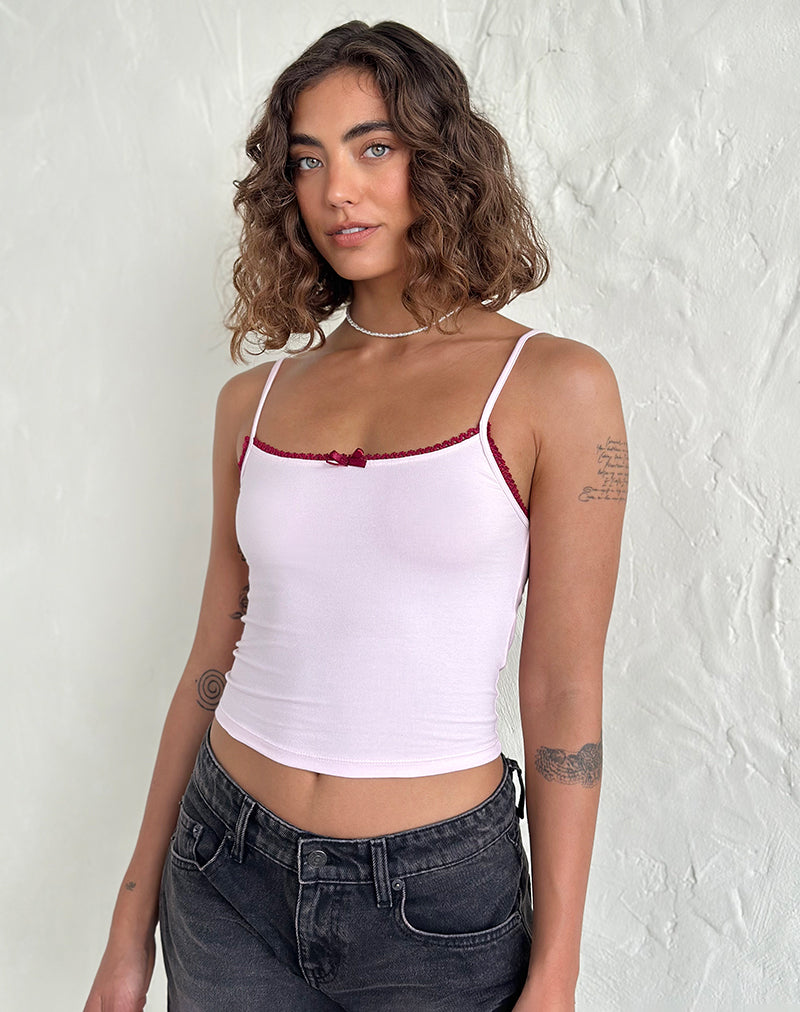 Top de gilet Suna en rose clair avec bordures en bourgogne