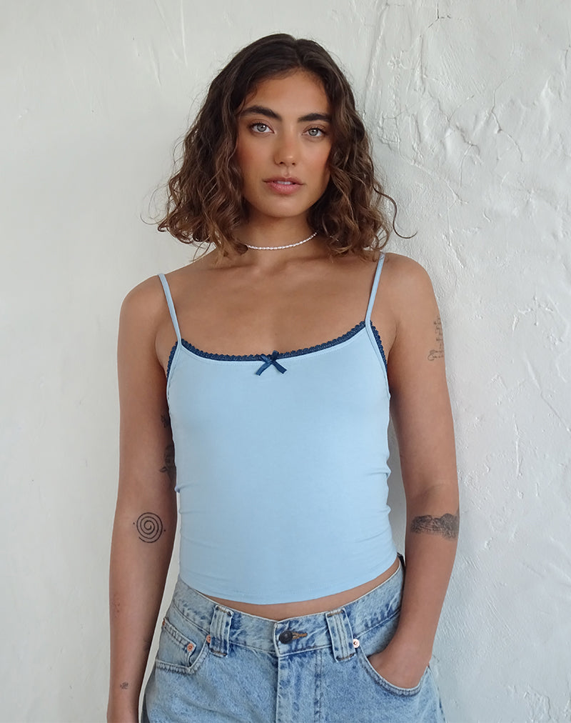 Top de gilet Suna en bleu Nantucket avec bordure bleu minéral